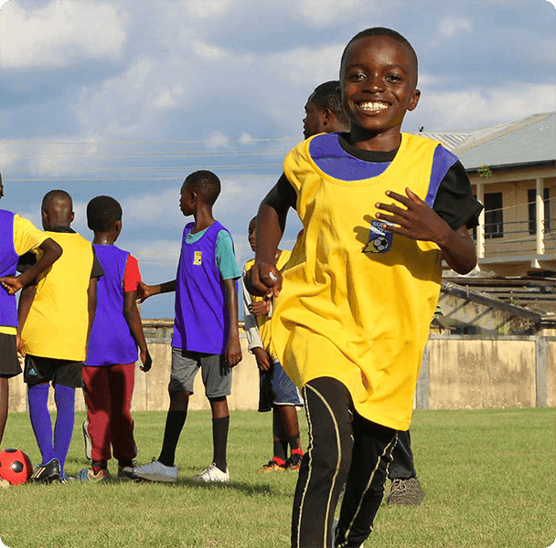 Une initiative à but non lucratif offrant des cours de football gratuits aux enfants des petites villes et des régions reculées